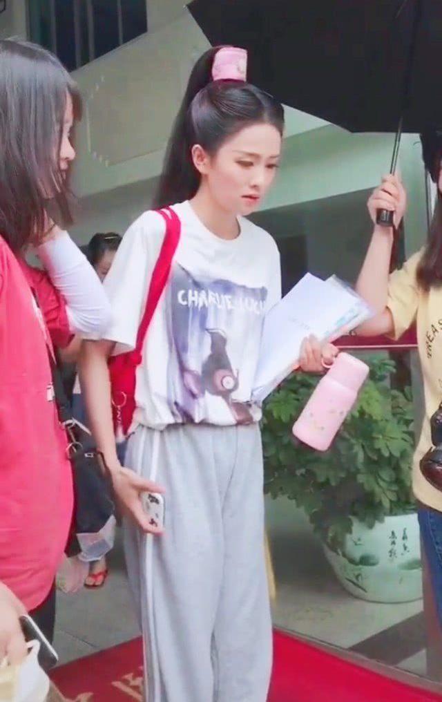 白鹿无法走出“招摇”，穿T恤+运动裤还扎古代高耸马尾，太霸气