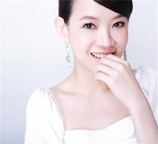 曾宝仪45岁了还没有结婚, 有人道出了原因