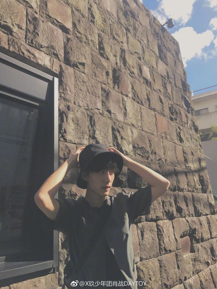 肖战陪你过七夕
你的男朋友@X玖少年团肖战DAYTOY 是一名有名的设计师