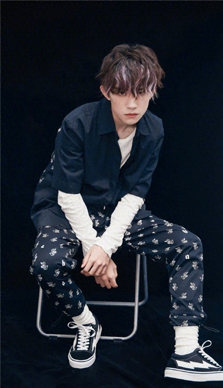 易烊千玺手机壁纸帅气黑色炫酷高清无水印最新壁纸大全