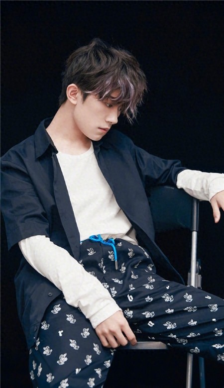 易烊千玺手机壁纸帅气黑色炫酷高清无水印最新壁纸大全