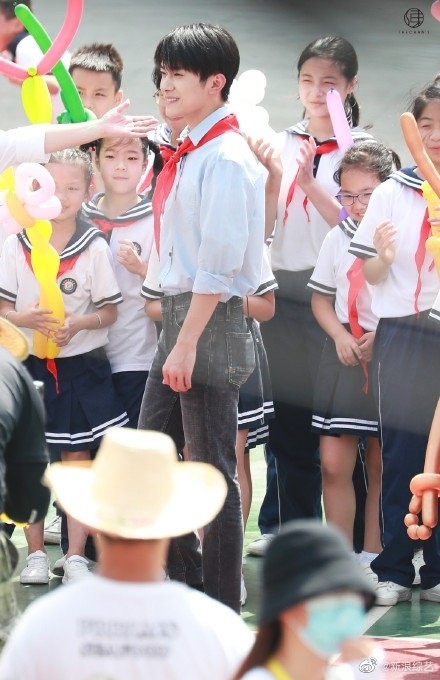 易烊千玺活动路透清爽帅气，蓝色衬衣戴红领巾化身校园学长