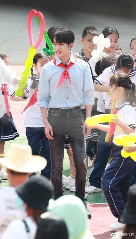 易烊千玺活动路透清爽帅气，蓝色衬衣戴红领巾化身校园学长