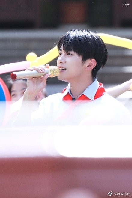 易烊千玺活动路透清爽帅气，蓝色衬衣戴红领巾化身校园学长