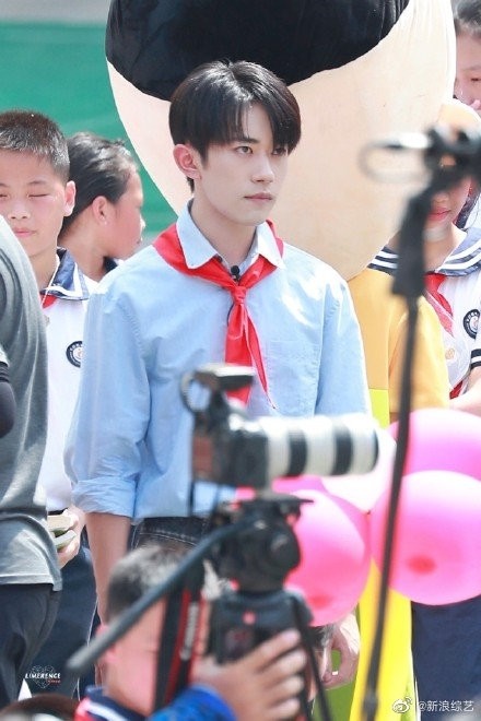 易烊千玺活动路透清爽帅气，蓝色衬衣戴红领巾化身校园学长
