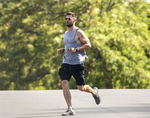 “雷神”克里斯·海姆斯沃斯穿背心秀身材，手臂肌肉抢眼
