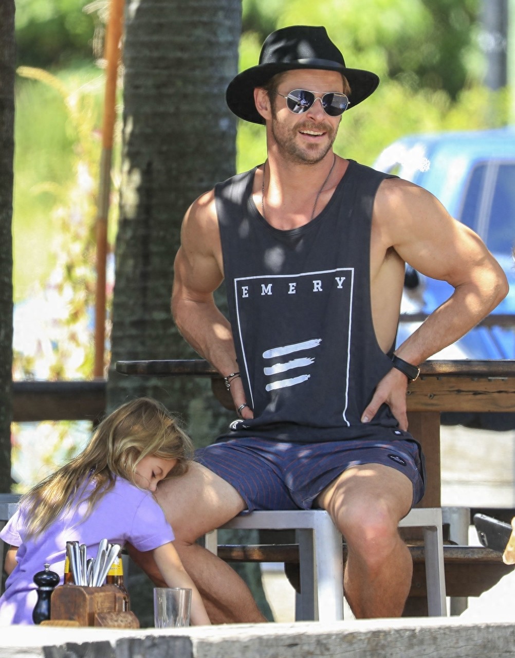 “雷神”克里斯·海姆斯沃斯穿背心秀身材，手臂肌肉抢眼