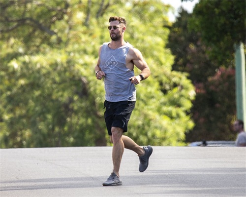 “雷神”克里斯·海姆斯沃斯穿背心秀身材，手臂肌肉抢眼