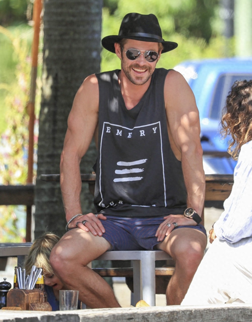 “雷神”克里斯·海姆斯沃斯穿背心秀身材，手臂肌肉抢眼