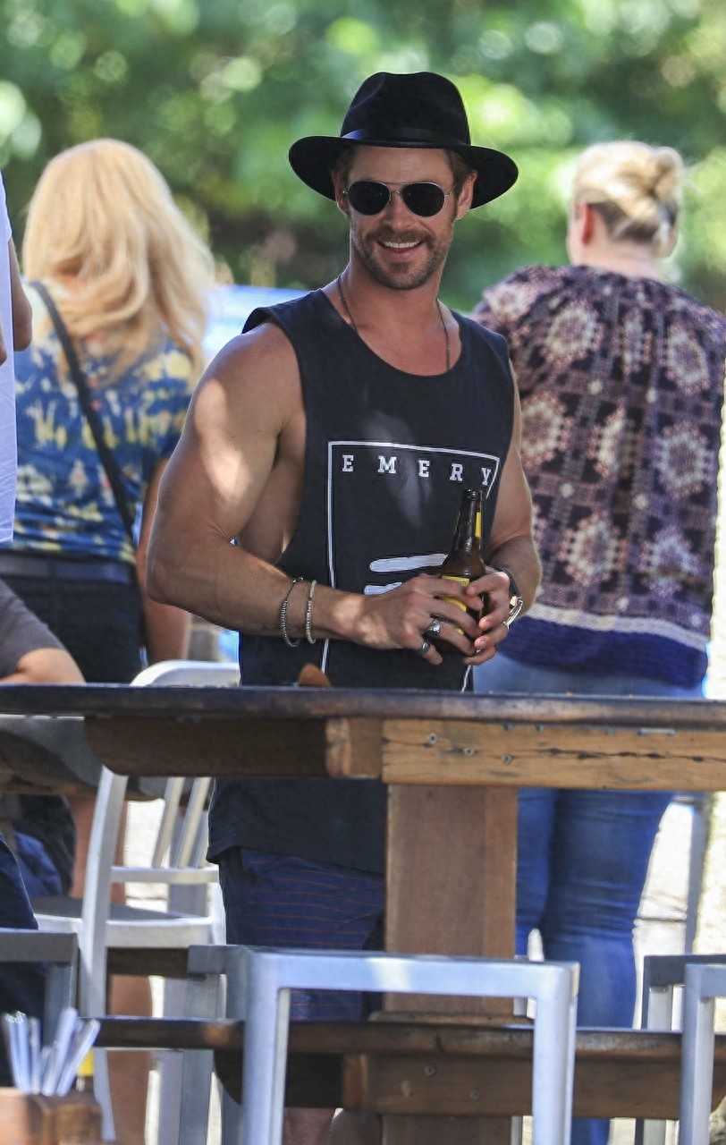 “雷神”克里斯·海姆斯沃斯穿背心秀身材，手臂肌肉抢眼