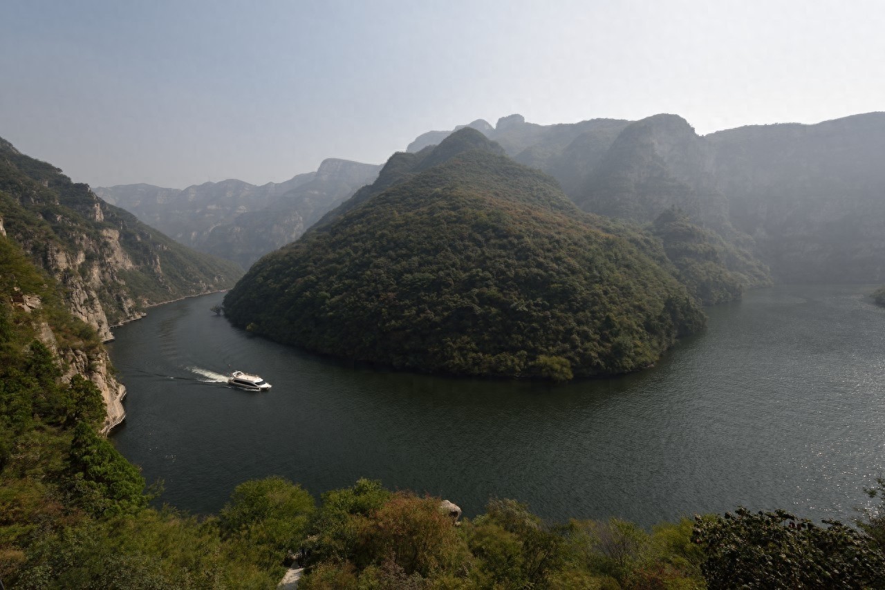 青天河集江南水乡与北国田园风光于一体,景区面积106平方公里