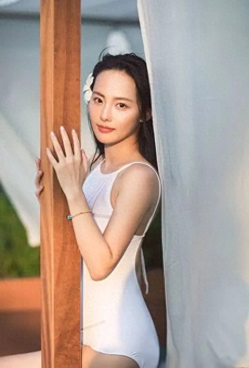张嘉倪在海边拍了一组写真,白色紧身泳衣实在是太性感了