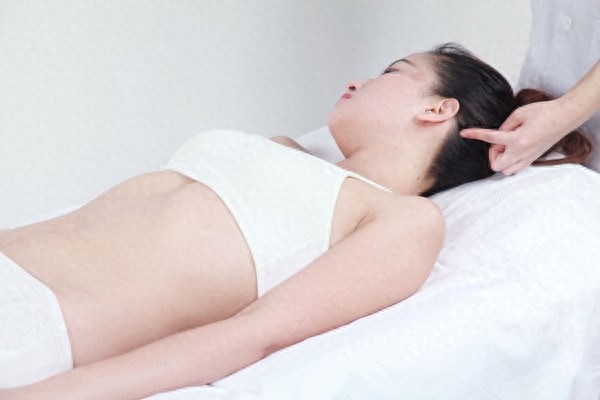 头窍阴穴属足少阳胆经,主要功效平肝镇痛、开窍聪耳