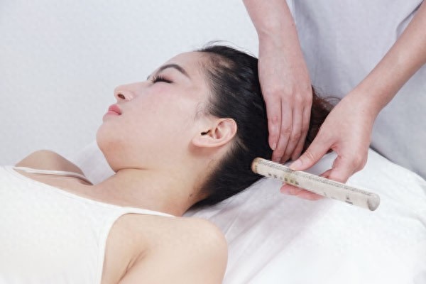 头窍阴穴属足少阳胆经,主要功效平肝镇痛、开窍聪耳