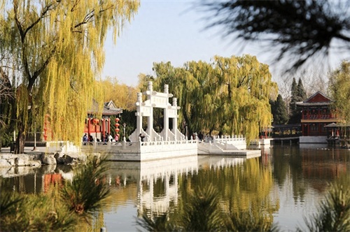 世界公园位于北京市丰台区花乡大葆台，距北京西客站8公里