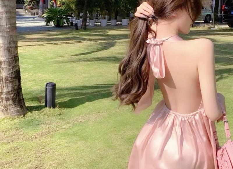 伴郎和伴娘擦出火花，搂搂抱抱举止亲密，扬言他们要入洞房