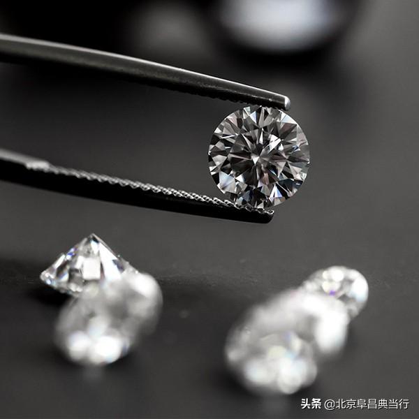 你知道选购钻石的步骤有哪些吗（什么样的钻石买之前需要三思）(1)