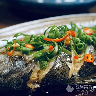 葱油鲈鱼的家常做法（葱油鱼的做法步骤介绍）