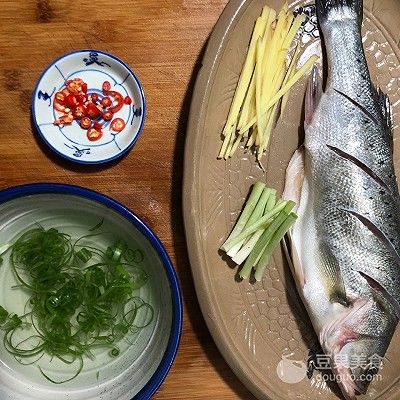 葱油鲈鱼的家常做法（葱油鱼的做法步骤介绍）