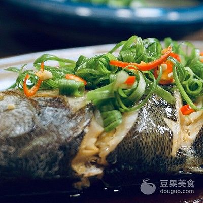 葱油鲈鱼的家常做法（葱油鱼的做法步骤介绍）