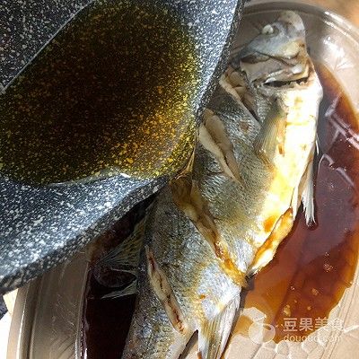 葱油鲈鱼的家常做法（葱油鱼的做法步骤介绍）