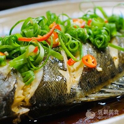葱油鲈鱼的家常做法（葱油鱼的做法步骤介绍）