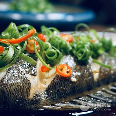 葱油鲈鱼的家常做法（葱油鱼的做法步骤介绍）