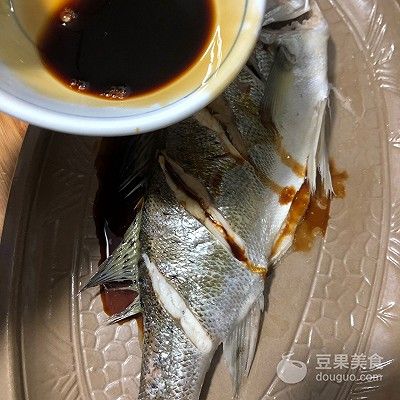 葱油鲈鱼的家常做法（葱油鱼的做法步骤介绍）