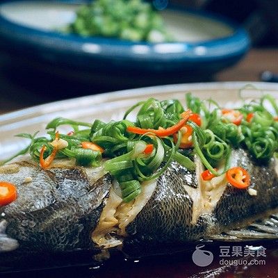 葱油鲈鱼的家常做法（葱油鱼的做法步骤介绍）