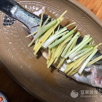 葱油鲈鱼的家常做法（葱油鱼的做法步骤介绍）