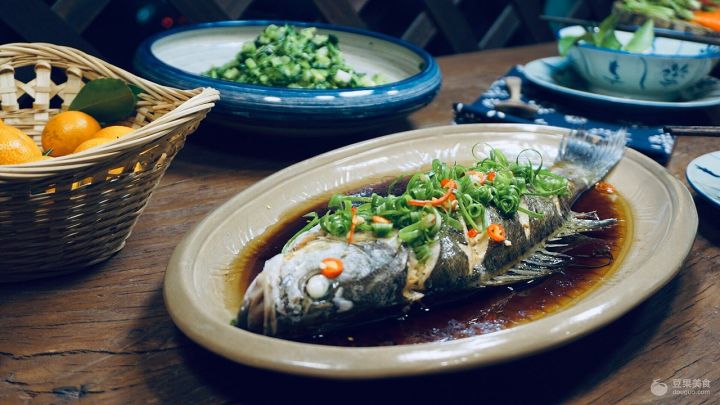 葱油鲈鱼的家常做法（葱油鱼的做法步骤介绍）