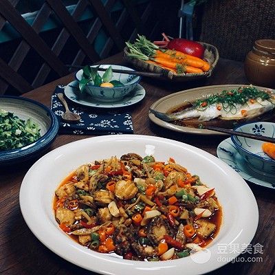 葱油鲈鱼的家常做法（葱油鱼的做法步骤介绍）