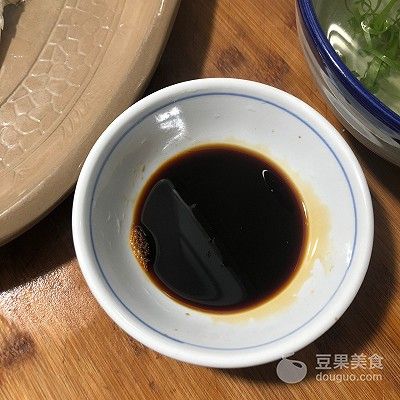 葱油鲈鱼的家常做法（葱油鱼的做法步骤介绍）