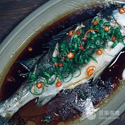 葱油鲈鱼的家常做法（葱油鱼的做法步骤介绍）