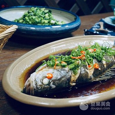 葱油鲈鱼的家常做法（葱油鱼的做法步骤介绍）