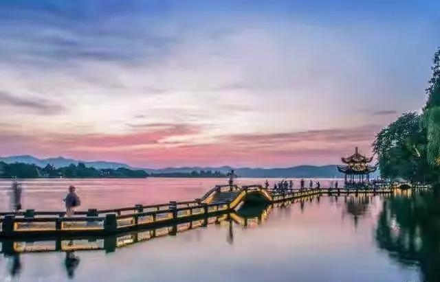 浅草才能没马蹄的上一句是什么（钱塘湖春行翻译及赏析）