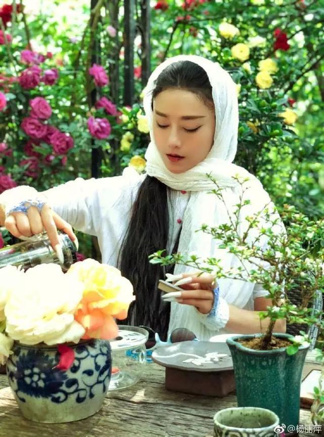 杨丽萍素颜让人心疼,想起曾晒的背影照,这么大的反差!