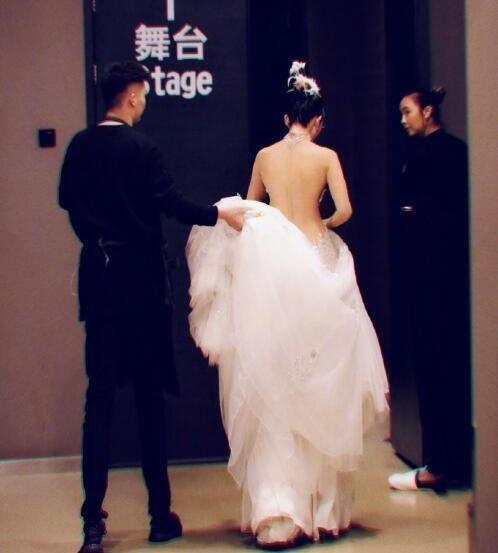 杨丽萍素颜让人心疼,想起曾晒的背影照,这么大的反差!