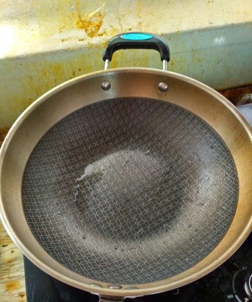 苏泊尔不粘锅图层有一点泛黄还可以用吗