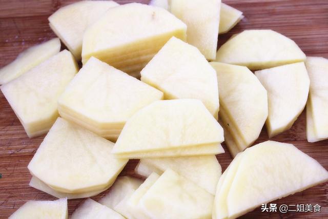 土豆片怎么炒才好吃又脆又好看（牢记别直接下锅炒）(2)