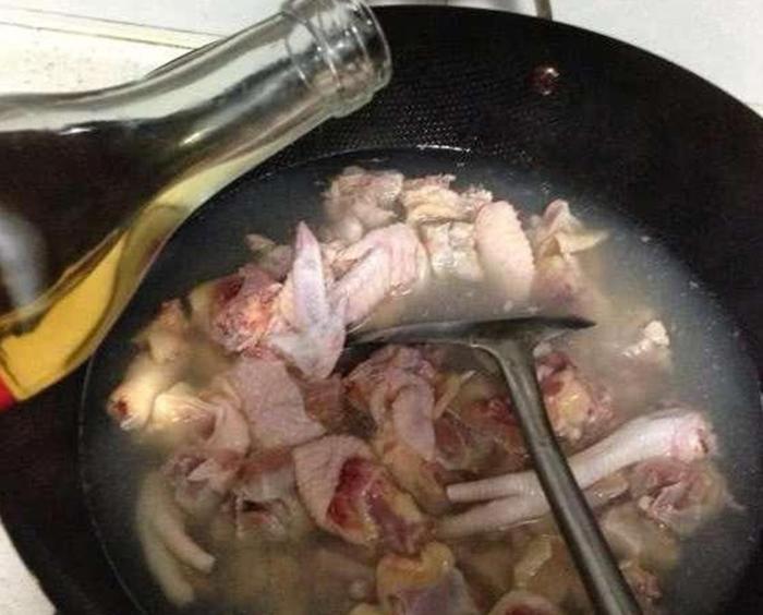 用榴莲炖鸡汤，用肉还是壳？酒店大厨：简单3步，美味又入味！