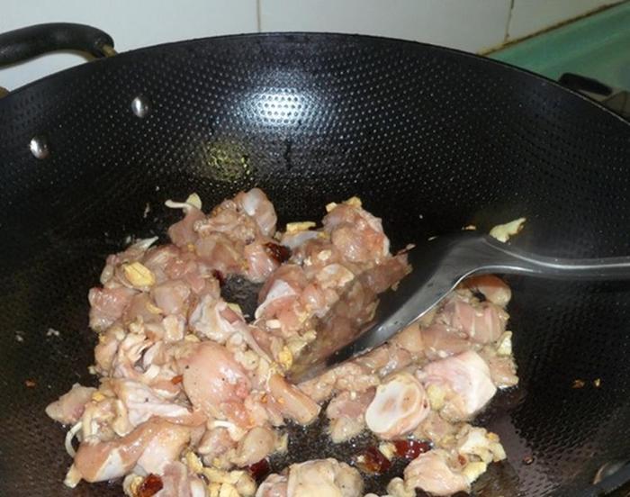 用榴莲炖鸡汤，用肉还是壳？酒店大厨：简单3步，美味又入味！