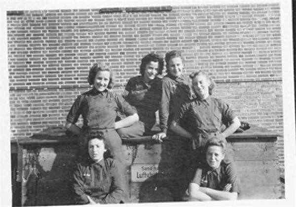 二战德国纳粹女魔头们，笑容发自内心？