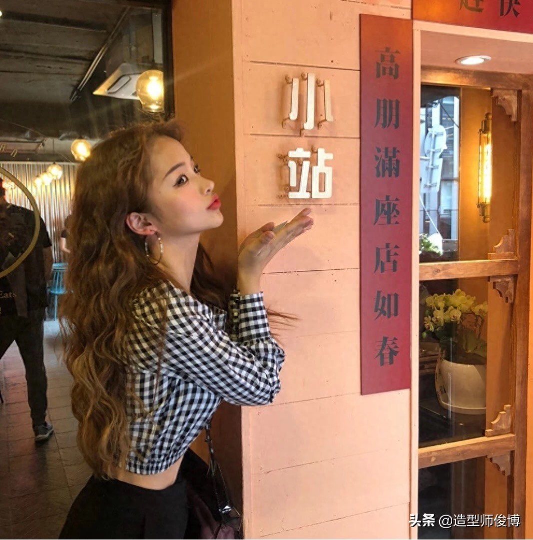 2019秋冬高人气的中长发蛋卷头发型，好看又温暖，做气质女性