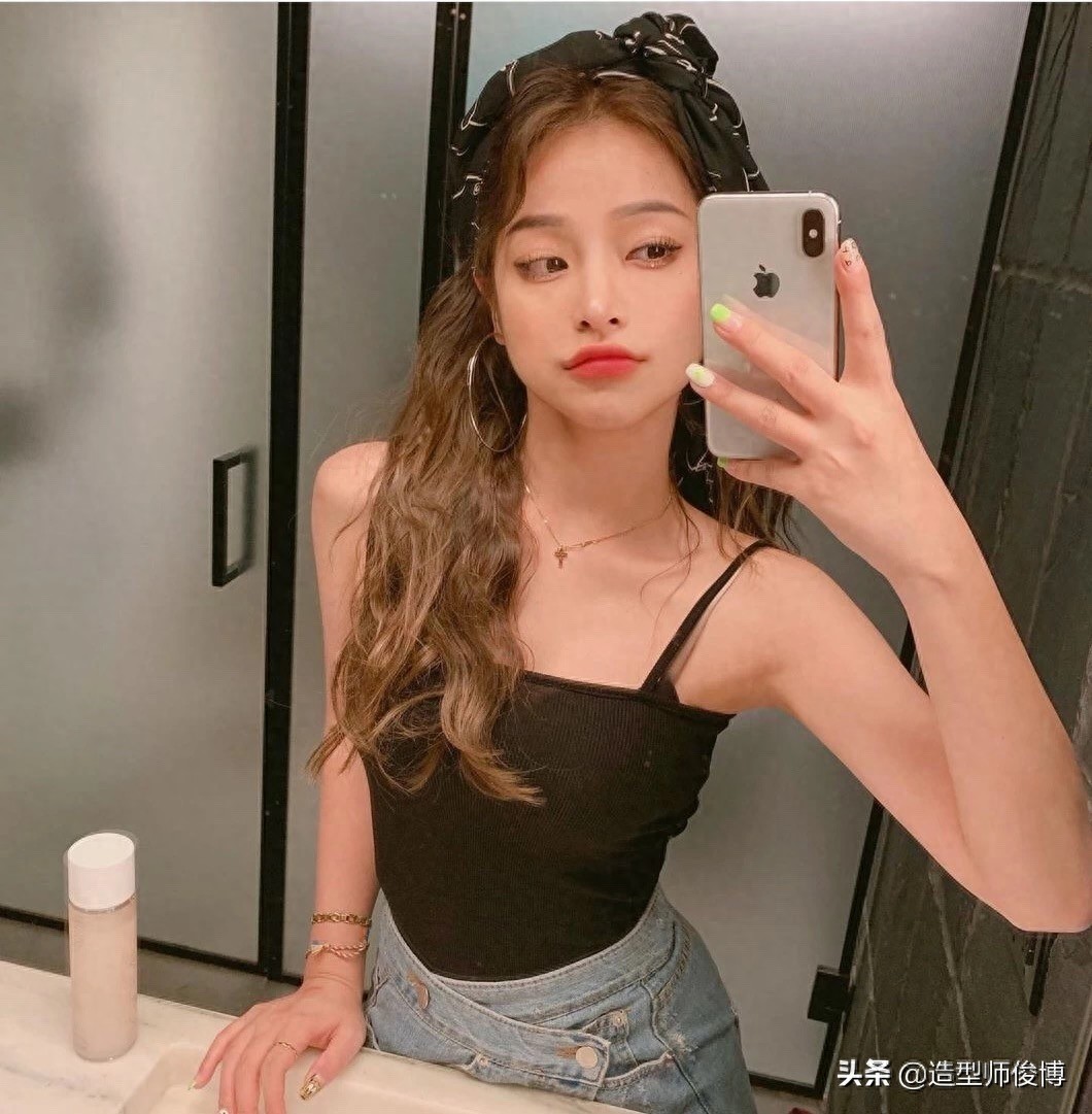 2019秋冬高人气的中长发蛋卷头发型，好看又温暖，做气质女性