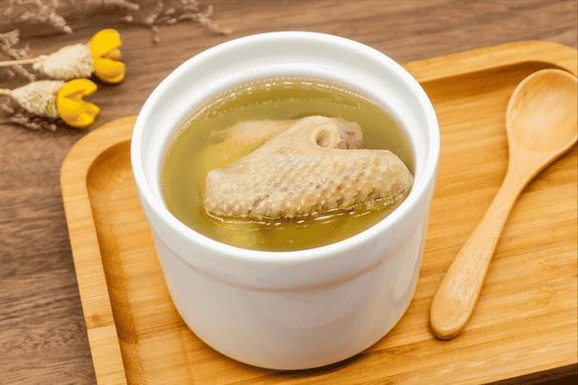 秋冬鸽子汤怎么炖最营养（乳鸽煲汤用什么材料）