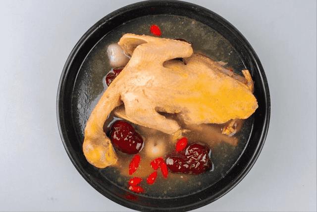 秋冬鸽子汤怎么炖最营养（乳鸽煲汤用什么材料）