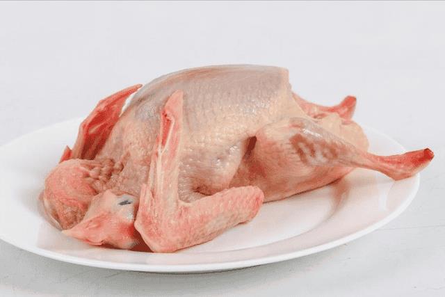 秋冬鸽子汤怎么炖最营养（乳鸽煲汤用什么材料）