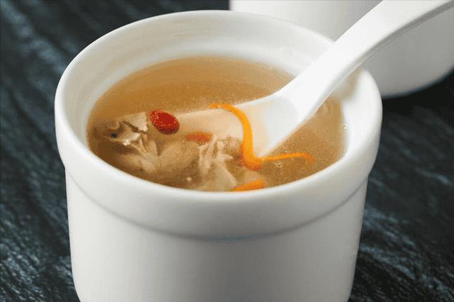 秋冬鸽子汤怎么炖最营养（乳鸽煲汤用什么材料）