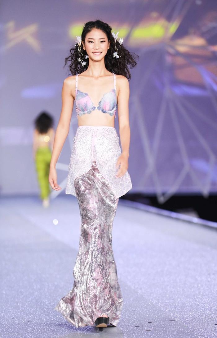 维密超模又增一个中国妹子，《天使之路》王艺得冠，时尚感超强